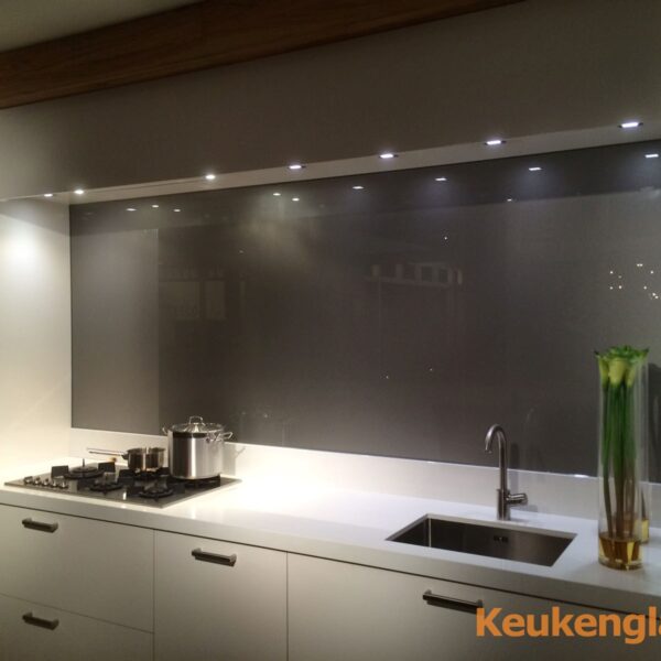 Donkergrijs metallic keuken achterwand RAL 9007