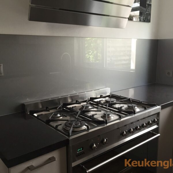 Grijs metallic keuken achterwand van glas