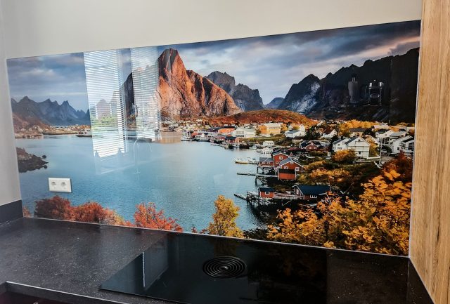 Glazen keuken achterwand met fotoprint van bergen landschap