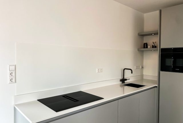 Aluminium keuken achterwand in moderne keuken