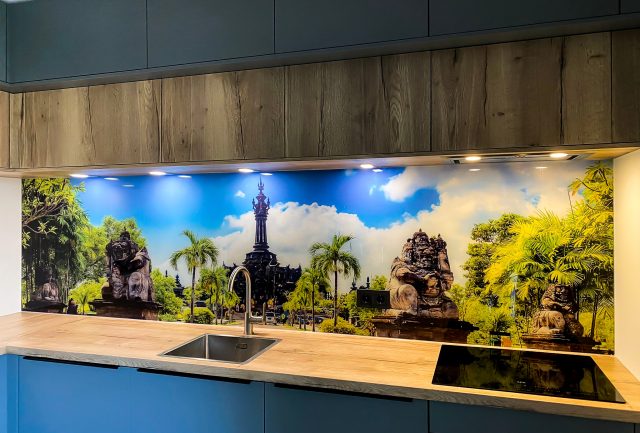 Fotoprint Bali op glazen achterwand in houtlook keuken